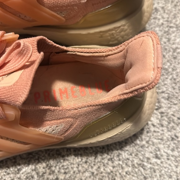 Like new ultra boost size 8 women - Picture 2 of 3